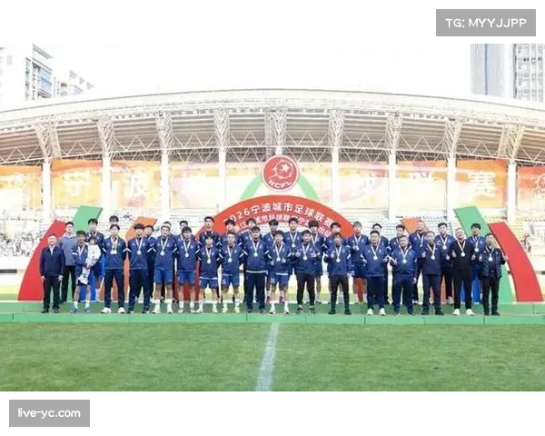 终场哨响宁波主场沸腾，球迷相拥庆祝球队15年来首次闯入季后赛