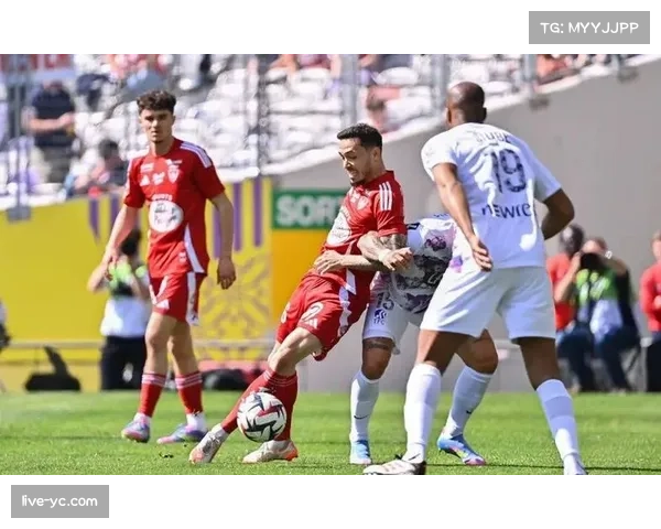 时隔19年，里昂再次在法甲做客巴黎的比赛中上半时打进两球